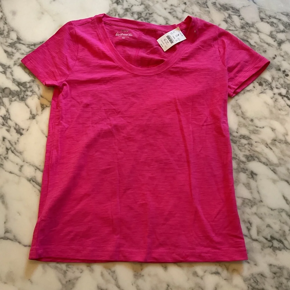 NWT J.Crew Short Sleeve Girlfriend Tee Hot Pink Sz XS Stubborn Tape On Collar - Picture 2 of 5